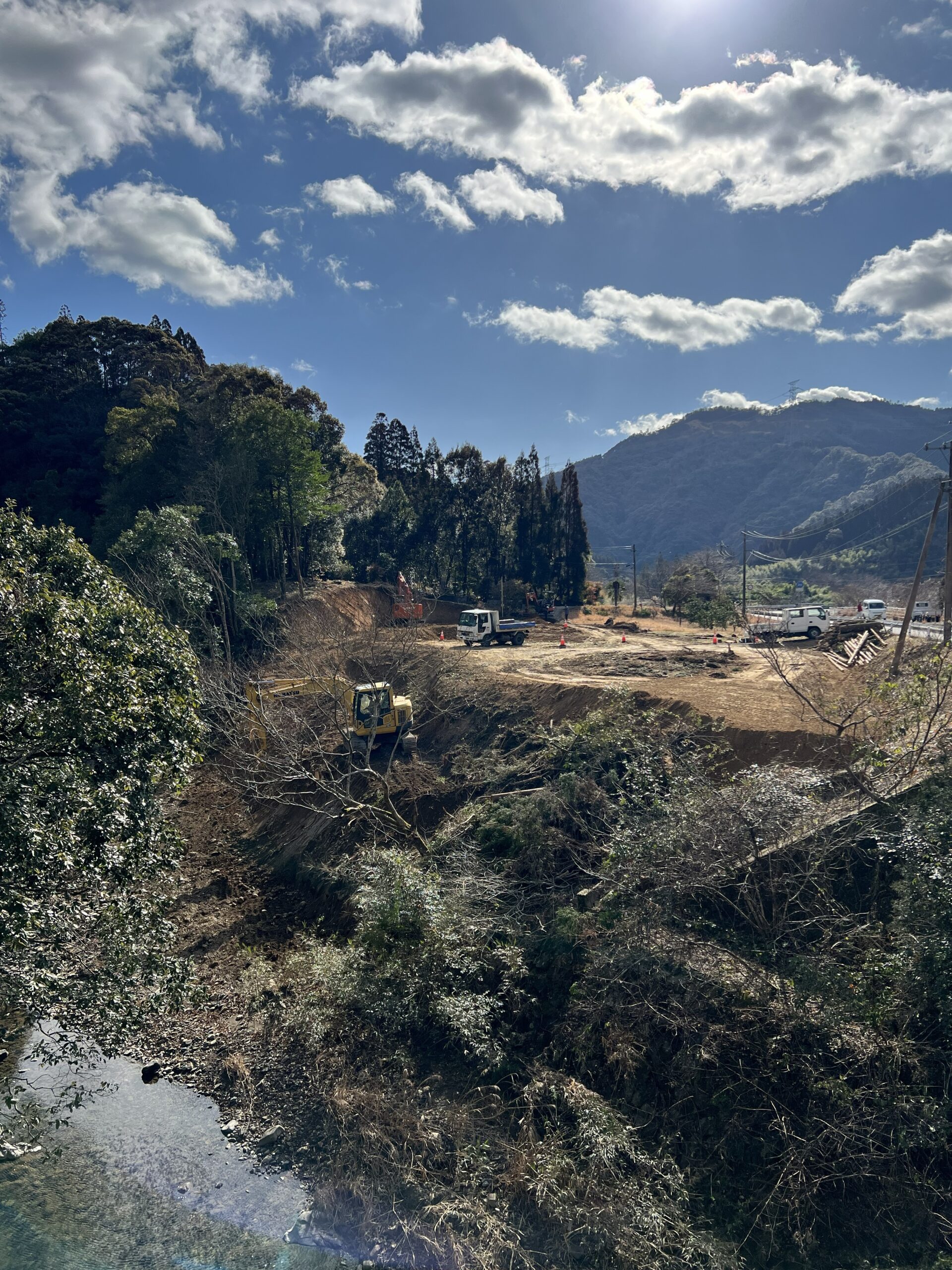 美郷町北郷の小川沿い敷地で進むくろんごの家の造成工事（2025年1月）