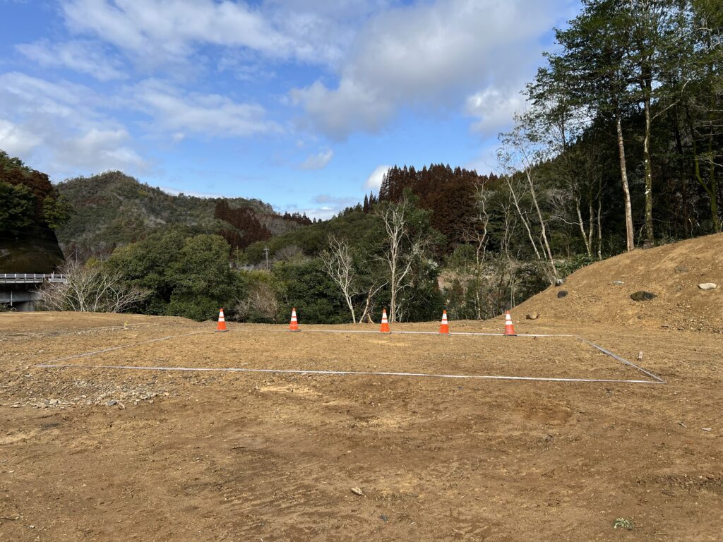 美郷町北郷の敷地に建物の配置を示す地縄張りと整地後の様子
