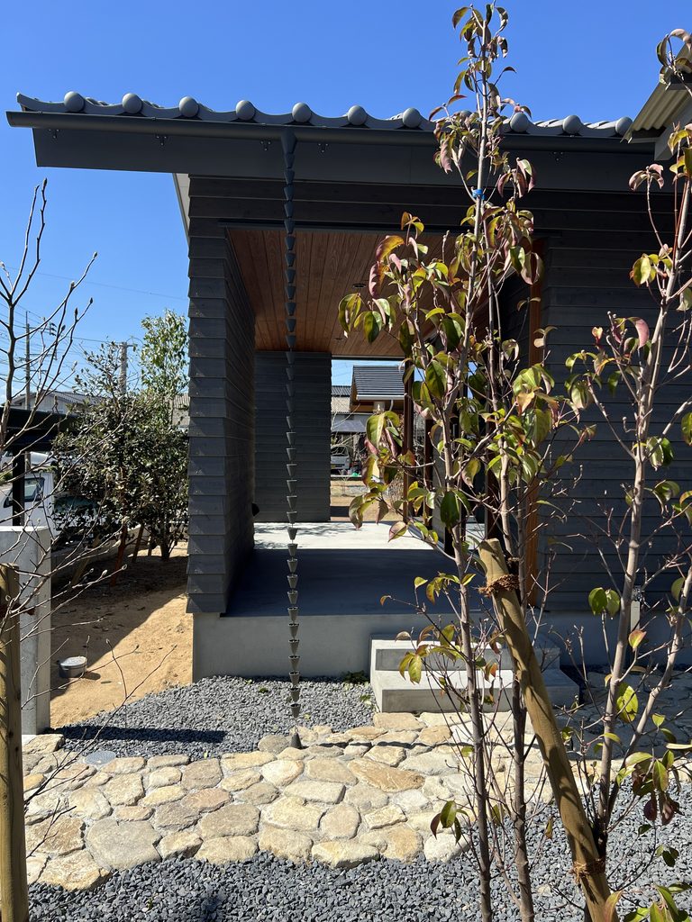 ご実家へと通り抜けられる玄関ポーチを兼ねた半屋外テラス